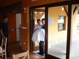 Brautpaar betritt das Restaurant