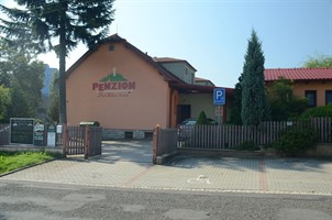 Gebäude der Pension, Straßenansicht
