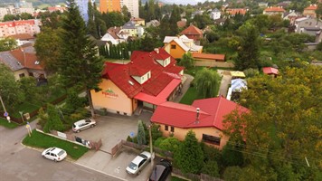 Luftaufnahme der Pension und Umgebung