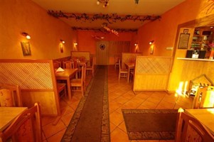 Restaurant bei Abendbeleuchtung