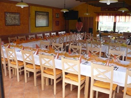 Restaurant-Interieur bei Abendbeleuchtung