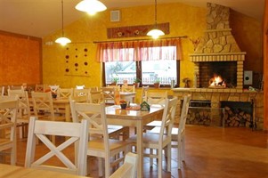 Restaurant-Interieur mit Kamin