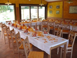 Restaurant vorbereitet für ein Bankett
