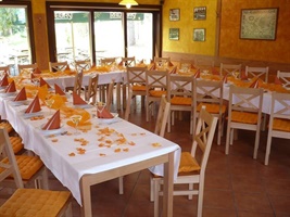Restaurant vorbereitet für eine Veranstaltung