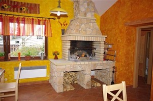 Sitzecke am Kamin im Restaurant