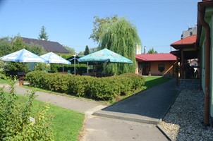 Terrasse mit Sonnenschirmen und Garten