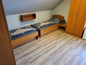 Čtyřlůžkový pokoj s lůžkem a šatní skříní