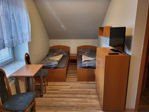 Čtyřlůžkový pokoj s pracovním stolem a televizí