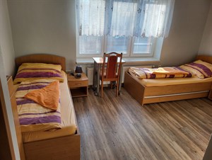 Dvoulůžkový pokoj se dvěma postelemi a oknem