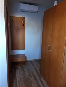 Vstupní chodbička třílůžkového pokoje se skříní